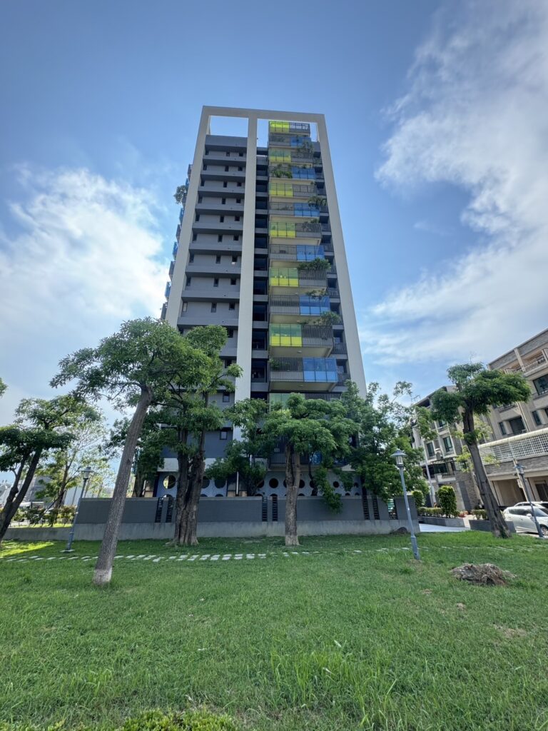 高雄鳳山國慶九街高樓景觀2+1房附平車|             鳳山草衙捷運宅首購成家首選