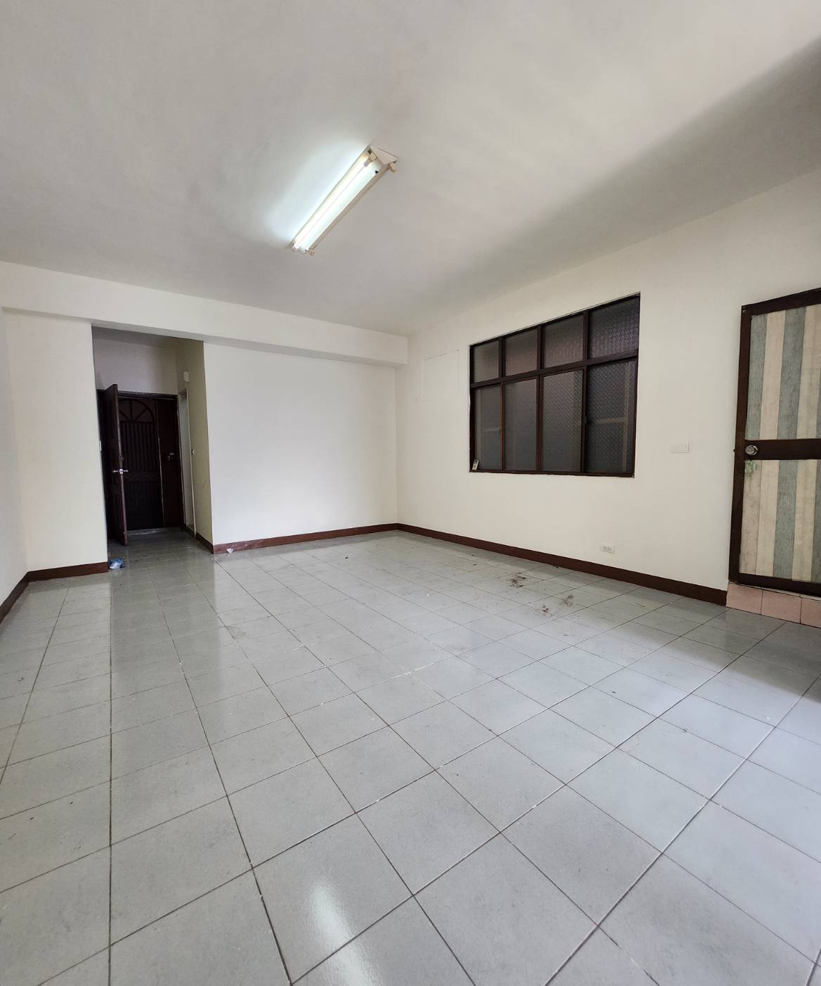 草衙前鎮區｜小家庭首選                                          ｜正三房邊間採光、次高樓層、低管理費