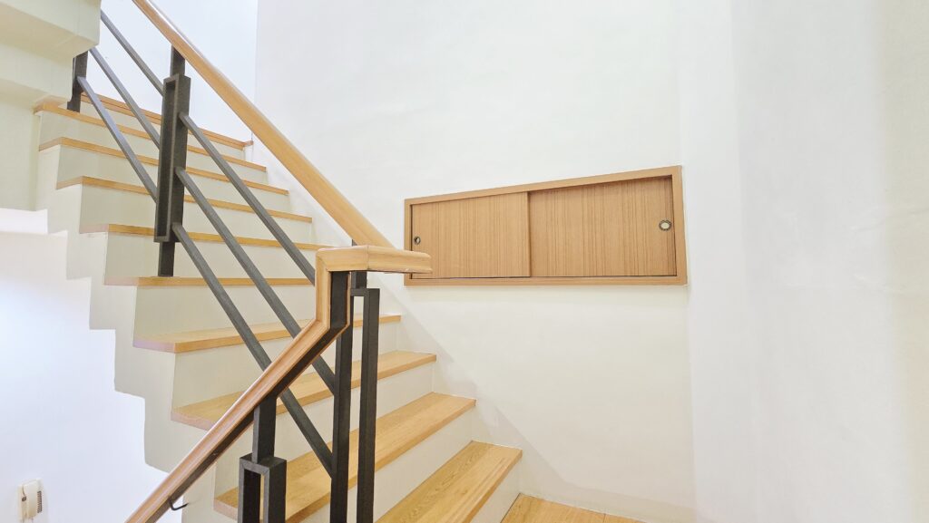 鳳山區曹公路透天樓梯轉角