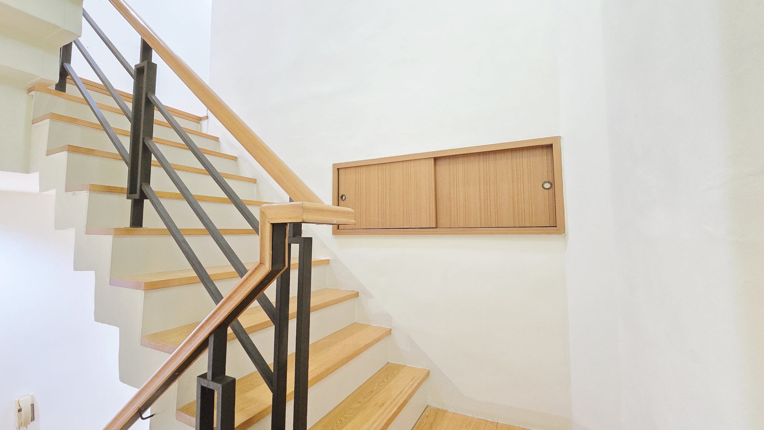 鳳山區曹公路透天樓梯轉角