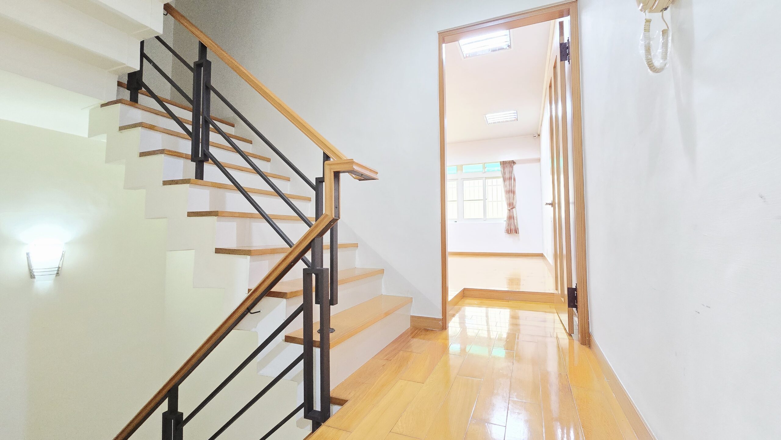 鳳山區曹公路透天樓梯間